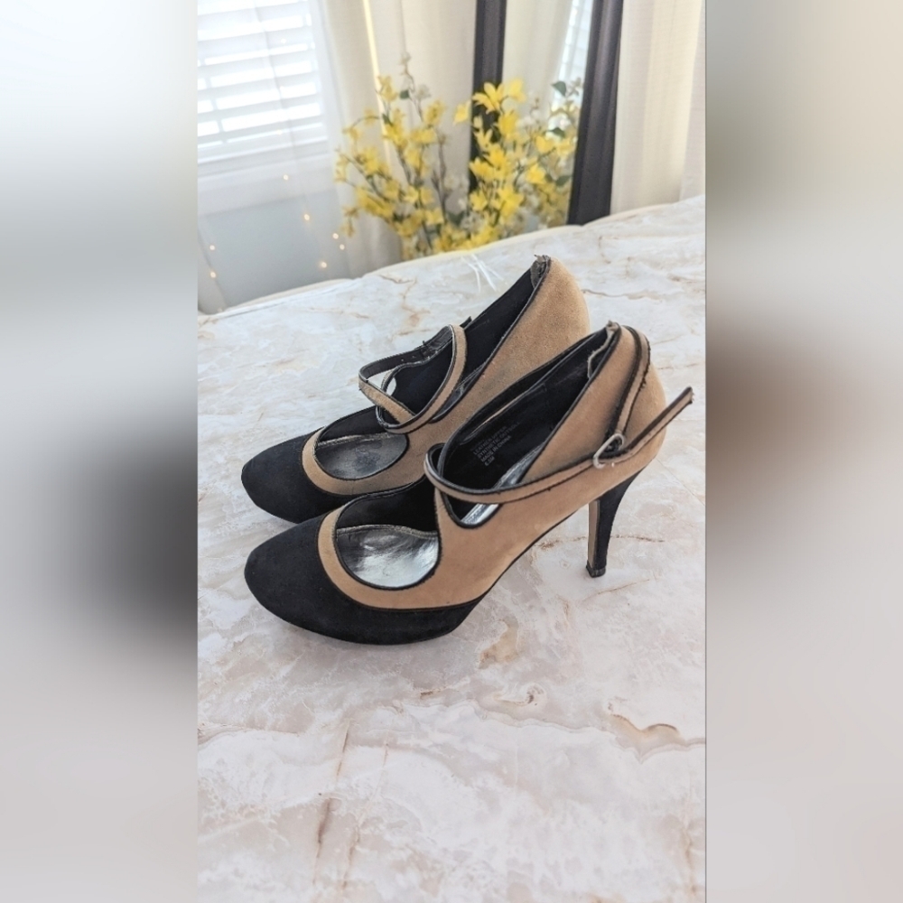 White House Laether Black Market Heels. Size 6.5M
